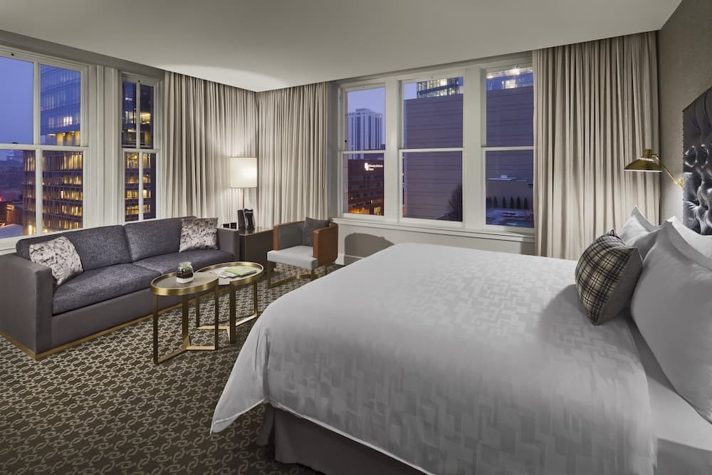 Deluxe Room, 1 King Bed, Corner room photo