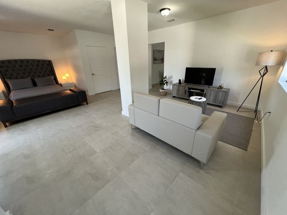 Deluxe Studio, 1 Queen Bed, Private Bathroom room photo
