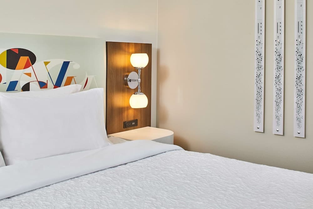 Room, 1 King Bed, Microwave room photo