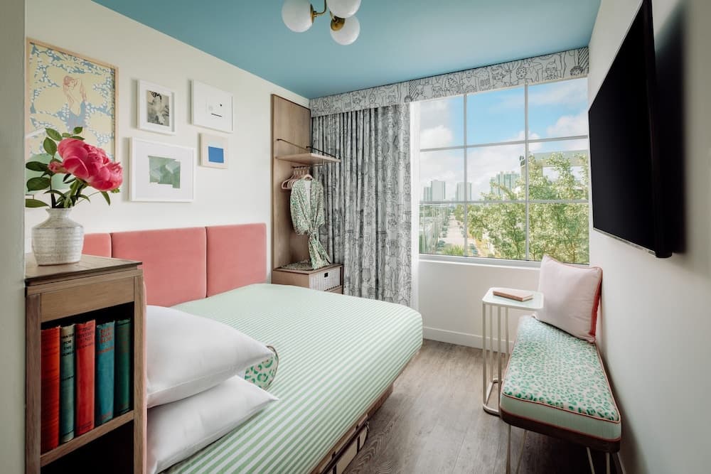 Room, 1 Queen Bed, City View (Mobility Accessible, Roll-in Shower) room photo