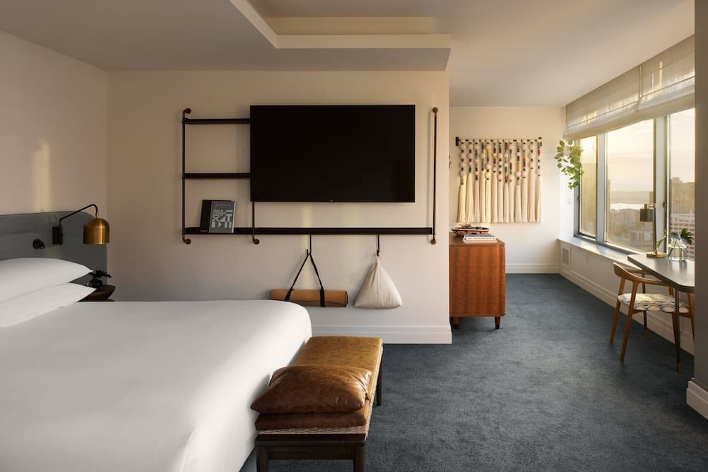 Room, 1 King Bed, City View (Balcony) room photo