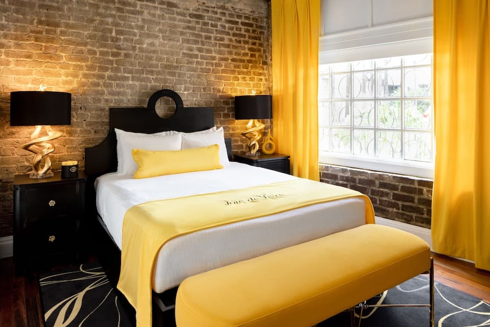 Enclave Queen room photo