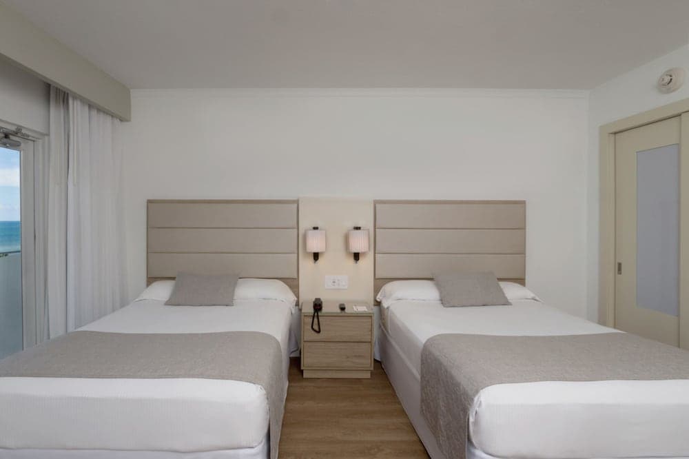 Deluxe Room, Ocean View (Double Beds) room photo