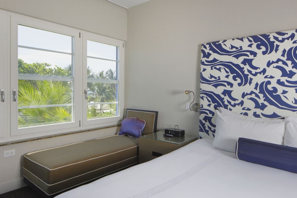 Superior Room, 1 Queen Bed, Partial Ocean View room photo