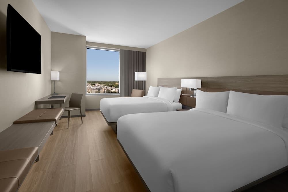 Room, 2 Queen Beds, Pool View (Mobility Accessible, Tub) room photo