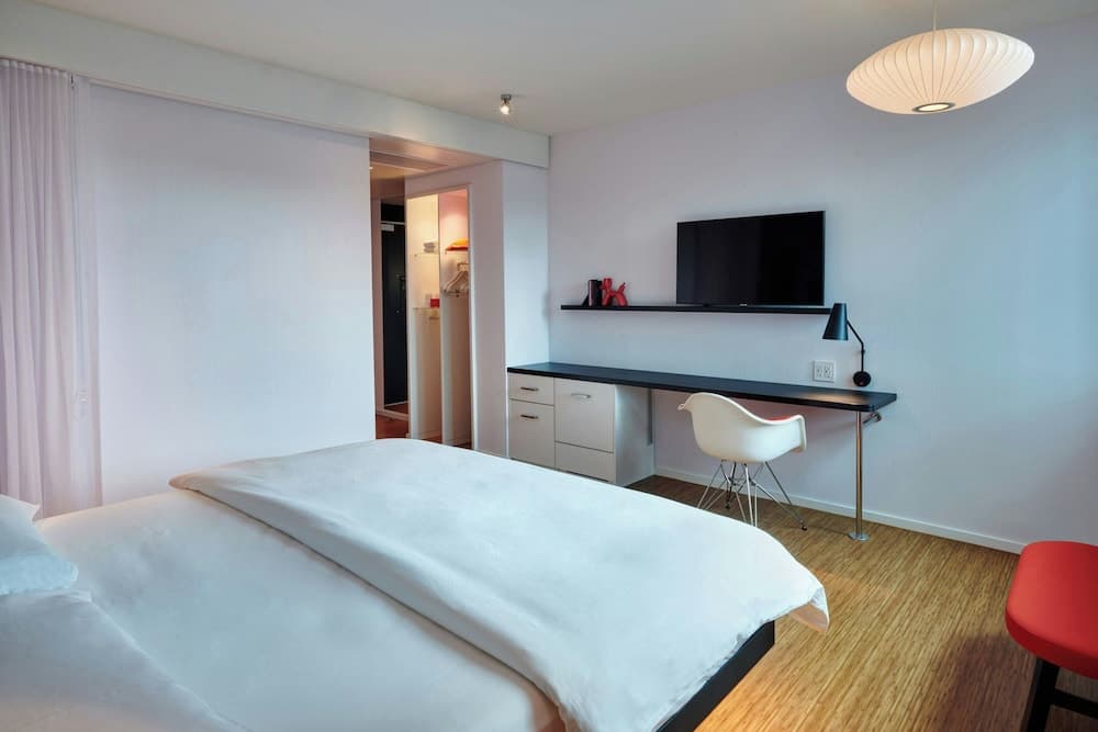 Room, 1 King Bed (Mobility Accessible, Roll-In Shower) room photo