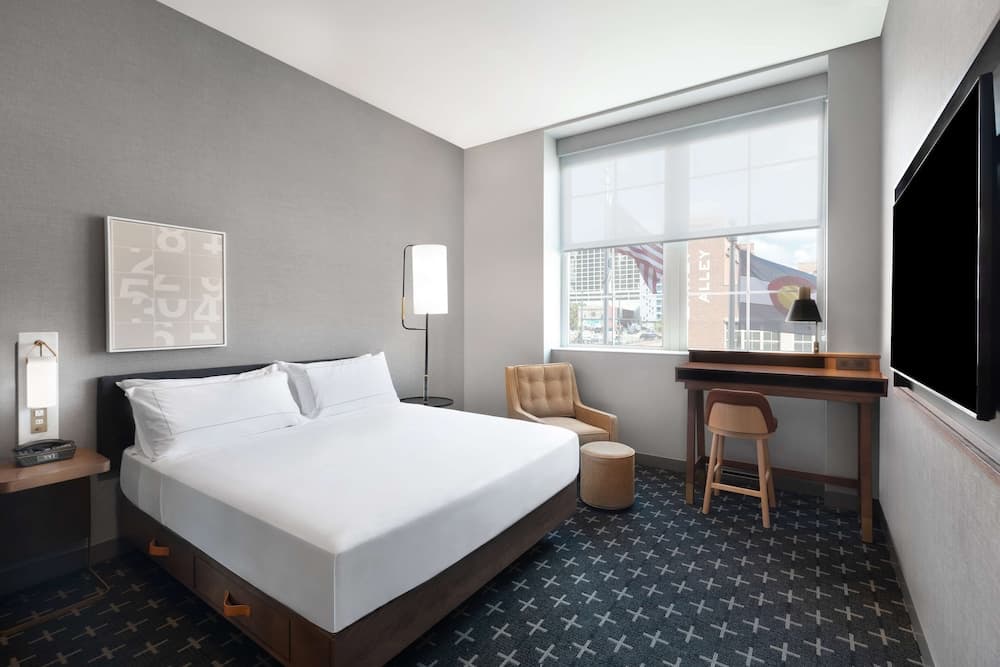 Room, 1 King Bed, Accessible (Mobility & Hearing, Roll-in Shower) room photo