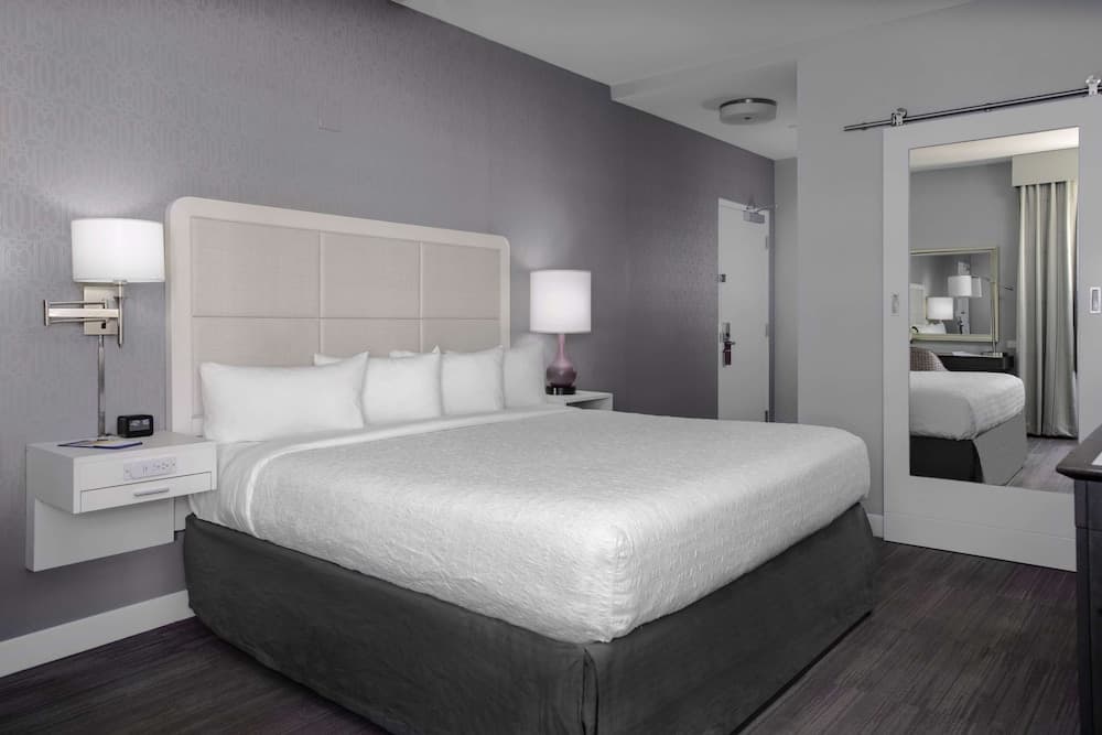 Room, 1 King Bed, Accessible, Pool View (Hearing) room photo