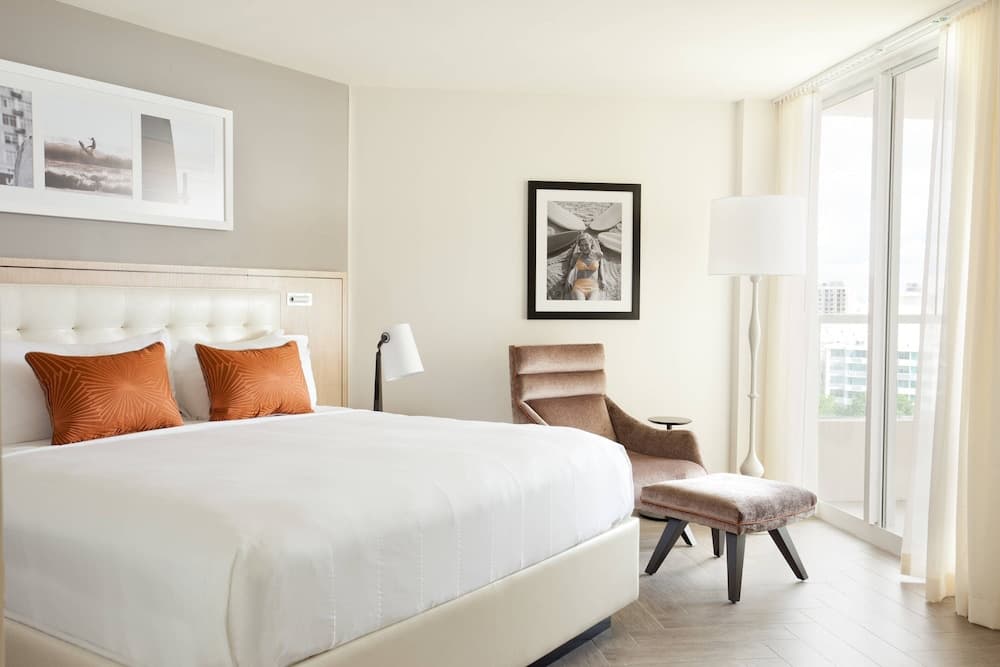 Room, 1 King Bed, Balcony (Mobility/Hearing Access, Roll-In Shwr) room photo
