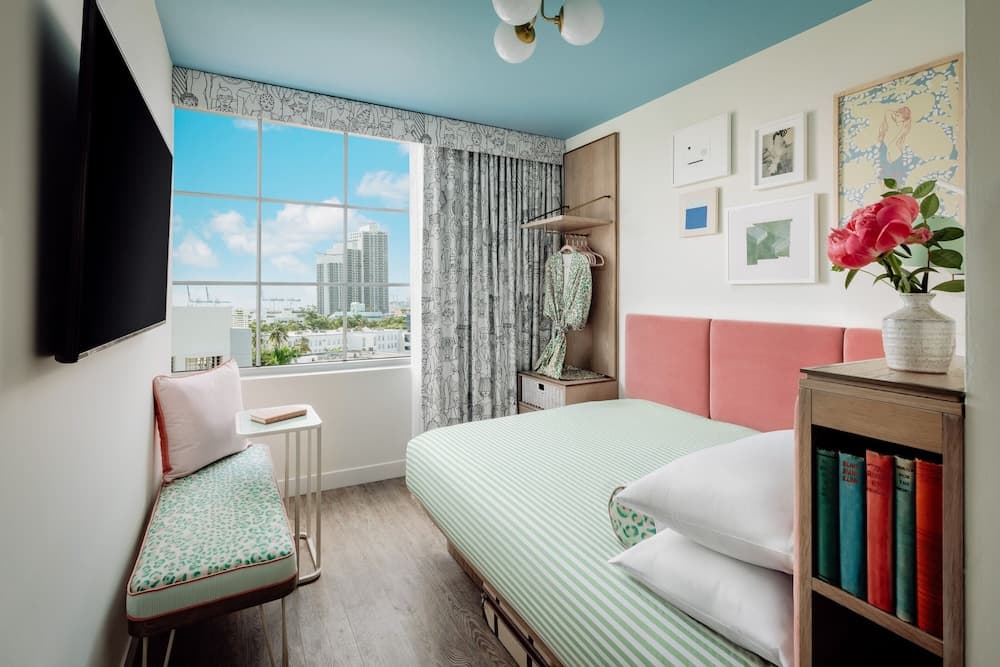 Room, 1 Queen Bed, City View (Mobility Accessible, Transfer Shower) room photo