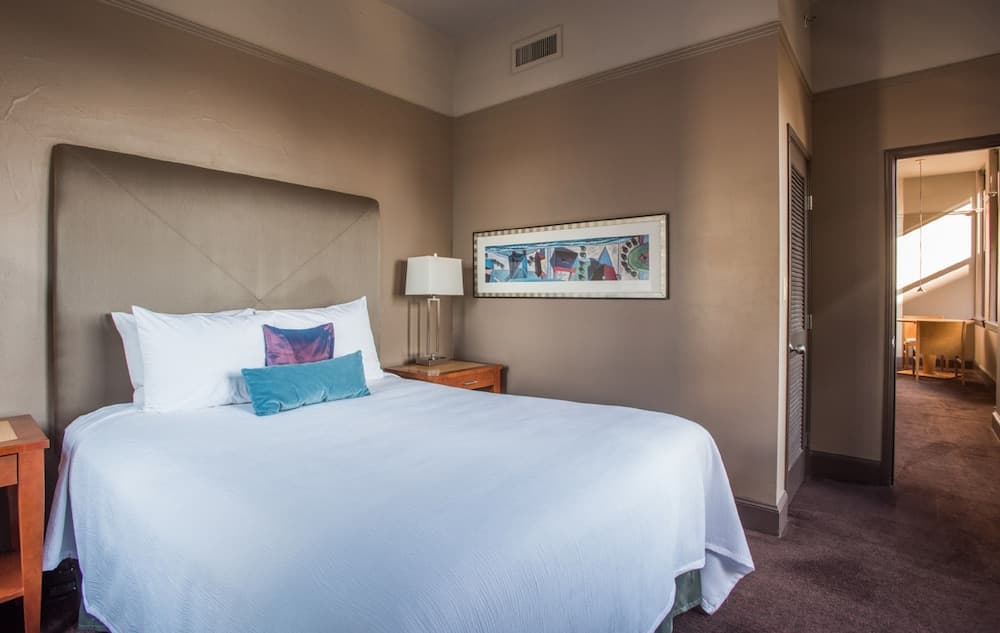 Queen Suite Accessible room photo