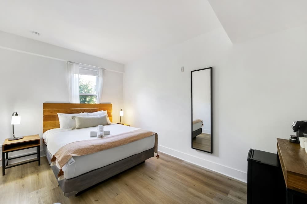 Standard Room, 1 Queen Bed (Self check) room photo