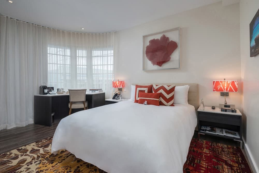 Premium Studio, 1 Queen Bed room photo