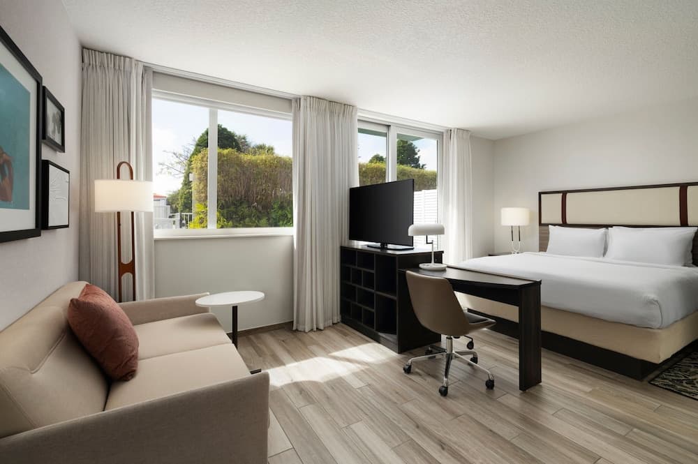 Suite, 1 King Bed, Patio room photo