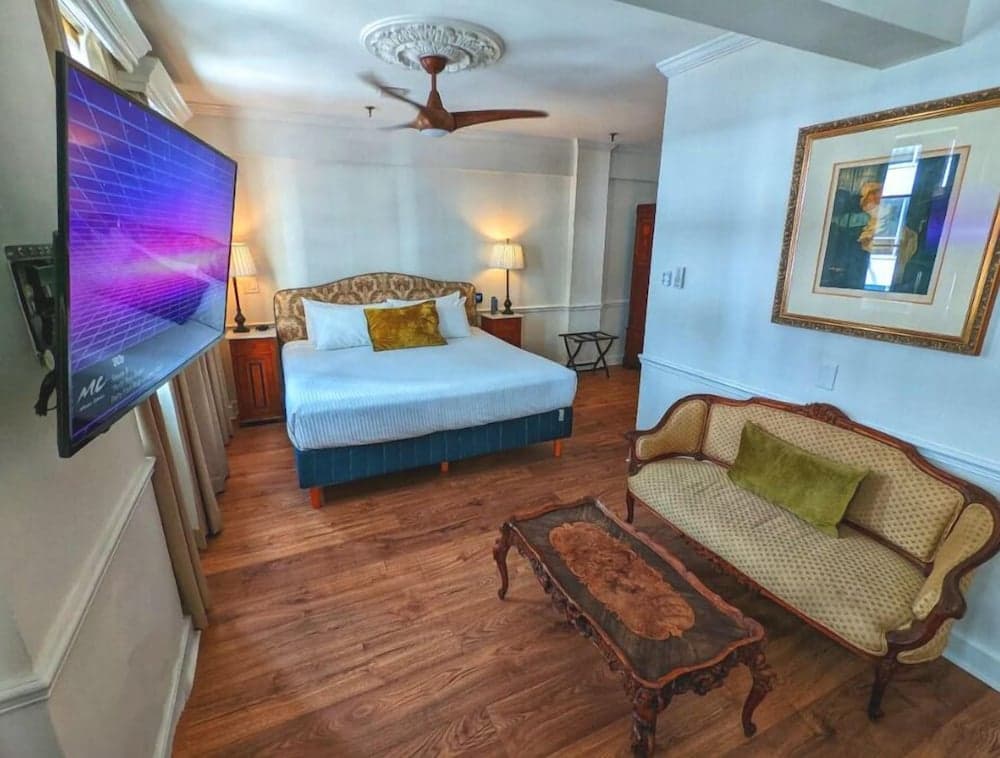 Superior Suite, 1 King Bed (King Suite Vintage) room photo