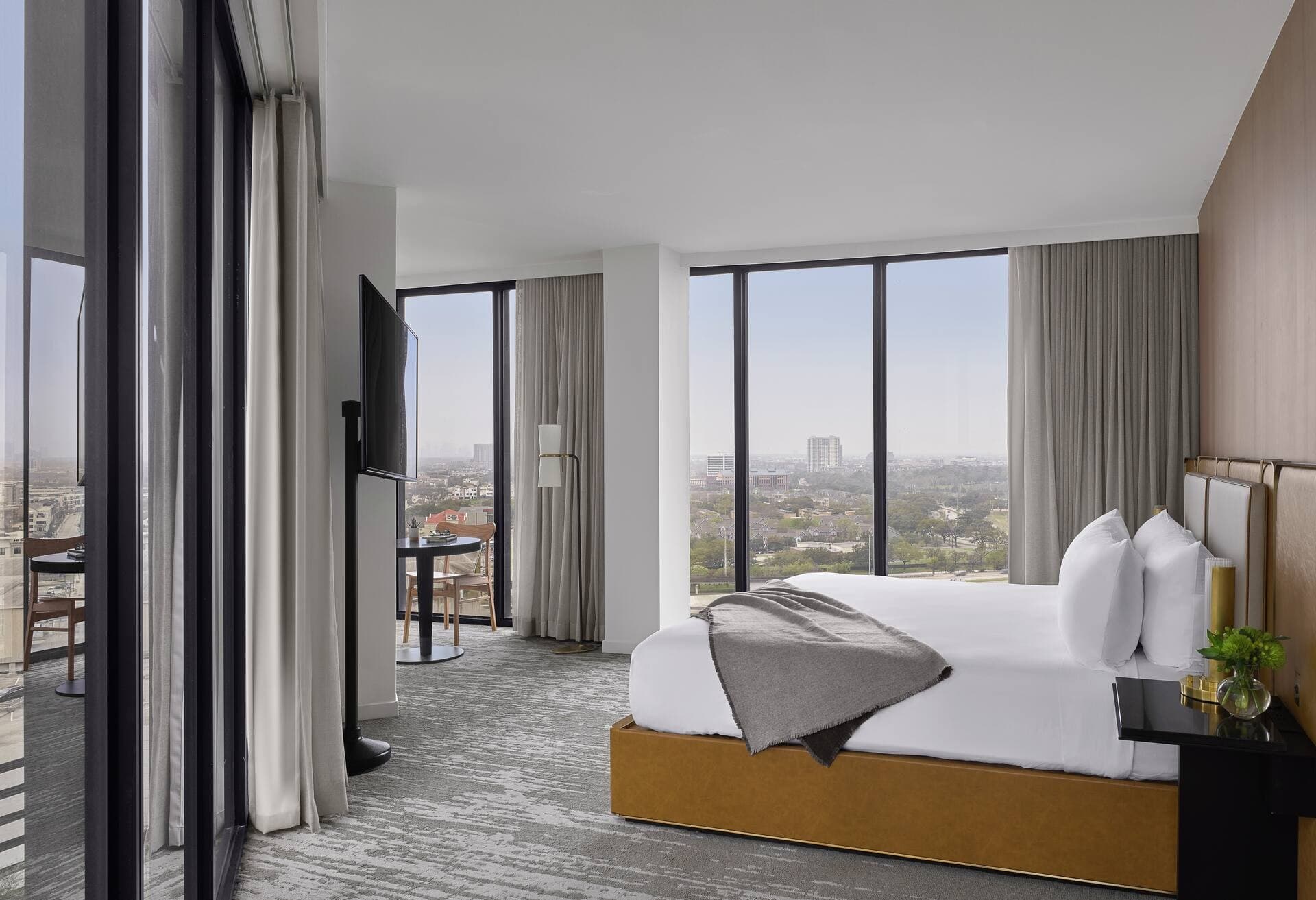 1 King Bed Large Corner Room room photo