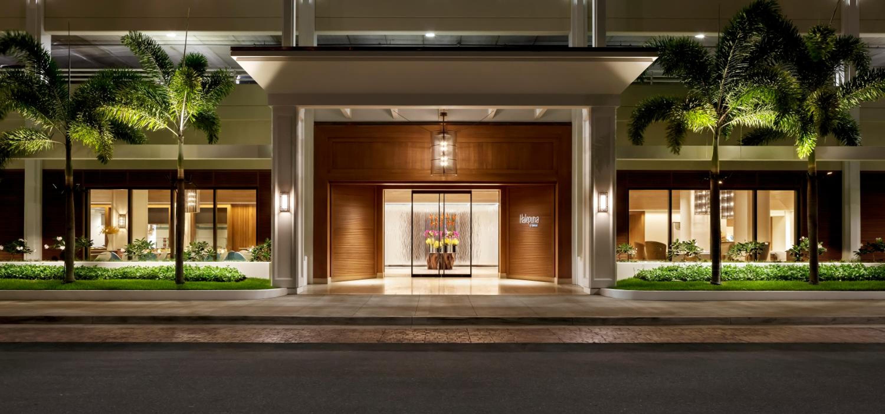 Halepuna Waikiki by Halekulani - NO RESORT FEE in Honolulu