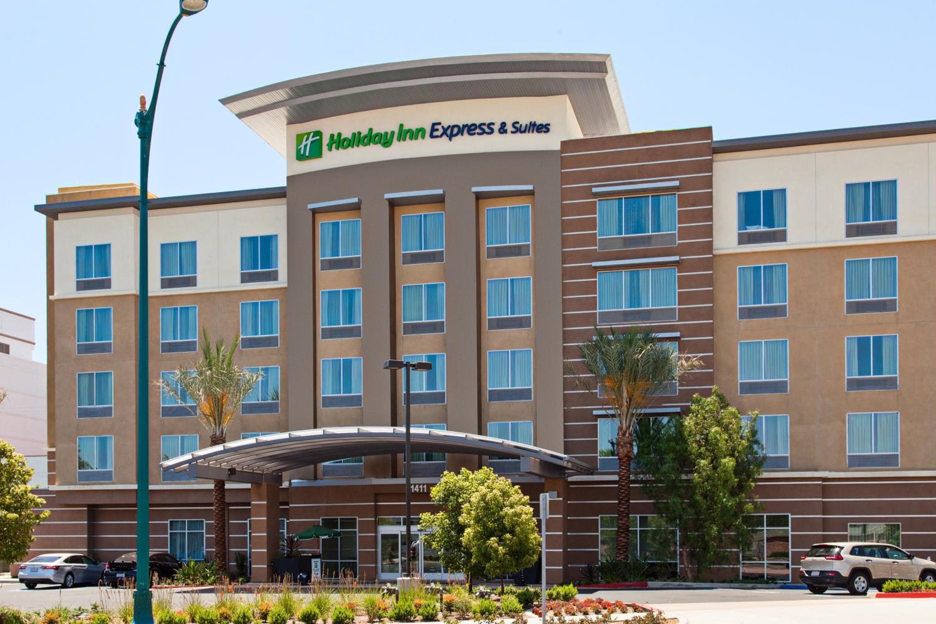 Holiday Inn Express & Suites Anaheim Resort Area by IHG in Anaheim